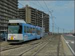 de-kusttram--de-lijn Dass die Strecke der 'Kusttram' an mehreren Stellen sehr nahe an der Nordsee entlang verl�uft, sieht man hier sehr eindr�cklich. Die Tram N� 6042 bahnt sich ihren Weg am 10.07.10 auf den vom Sand fast zugewehten Schienen zur Haltestelle Oostende Rennbaan. (Hans)