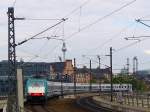Deutschland --- Polen Der EC 44 aus Warschau, von der 186 241-6 gezogen, erreicht mit wenigen Minuten Versp�tung am 08.05.2010 den Berliner Hauptbahnhof.