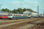 Bw Nördlingen mit seinen vielfarbigen Akkuzügen der DB-Baureihen 515/815. Erster Wagen vorn auf dem Foto ist der 515 023-0. Sommer 1984