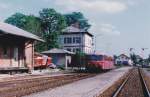 Blick nach Sden auf den Bahnhof Feuchtwangen im Mai 1985: Ein Akkutriebwagen der Baureihe 515 lsst als N 6146 nach Dombhl Fahrgste ein- und aussteigen.