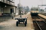 Neben dem Fotografen wartet im Bahnhof Ichenhausen nur ein einziger Fahrgast auf den Akkutriebwagen 515 021-4, der im März 1988 von Mindelheim nach Günzburg unterwegs ist