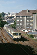 Am 16.05.1993 fand auf der Wuppertaler Nordbahn eine Sonderfahrt mit dem Akkutriebwagen 515 604-7 und sowie zwei 815 statt. Hier sind die Triebwagen als  Falschfahrt  von Vohwinkel nach Wichlinghausen unterwegs.