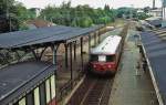 515 565-0 fährt im April 1986 auf seinem Weg nach Opladen im Bahnhof Burscheid ein.