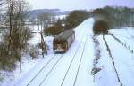An einem Wintertag 1985 ist ein 515 zwischen Erkrath Nord und Düsseldorf-Gerresheim unterwegs