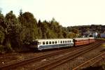 DB 515 616, 515 636 und 815 706 auf der Sonderfahrt  Akkufahrt ins Angertal  am 18.9.1993. Der Sonderzug verläßt gerade den Bahnhof Wülfrath Richtung Velbert.