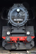 Die Dampflokomotive 50 3688-4 steht im Eisenbahnmuseum Arnstadt.