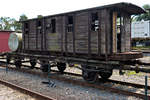 Schmalspurwagen abgestellt auf einem Normalspurwagen. Im Museum Bochum Dahlhausen 06.07.2014