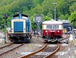 Der Schienenbus fährt am 06.07.2014 an der abgestellten 212 039-2 vorbei. Museum Bochum-Dahlhausen