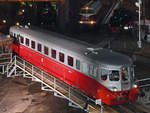 Der Dieseltriebwagen M 260 001 auf der Drehscheibe des Eisenbahnmuseums in Dresden.