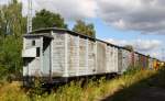 Eine Reihe verschiedener Gterwagen am 12.09.09 im ehemaligen BW Falkenberg oberer Bahnhof. Der erste Wagen ist besonders schn, neben dem Bremserhaus und Speichenradstze. Die Sammlung ist nur an wenigen Wochenenden im Jahr zugnglich, hier soll aber in naher Zukunft ein Eisenbahnmuseum entstehen. 