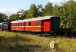 Dieser ehemalige Schnellzugwagen gehrt auch zur Sammlung Falz, gesehen am 12.09.09 im ehemaligen BW Falkenberg oberer Bahnhof. Die Sammlung ist nur an wenigen Wochenenden im Jahr zugnglich, hier soll aber in naher Zukunft ein Eisenbahnmuseum entstehen. 