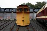 Schneepflug Meiningen der ehemaligen Deutschen Reichsbahn (80-50-979 6232-0) steht im ehemaligen Bw Lutherstadt Wittenberg anlässlich der jährlichen Bahnaktionstage. [24.9.2017 | 11:37 Uhr]