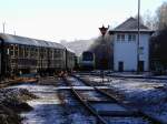 Museums BW Schwarzenberg. Hier wird ein Zug zusammengestellt aus dem Schwarzenberger Museumzug und dem Sonderzug aus Nrnberg der IGE Eisenbahntouristik um dann spter nach Schlettau ber den Markersbacher Viadukt zu fahren. Im Hintergrund die Diesellok ER 20