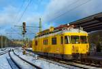 Der Turmtriebwagen 701 142-2 der HWB - Hochwaldbahn, Hermeskeil fhrt (oder besser knattert) am 28.01.2013 durch den Bahnhof Betzdorf/Sieg in Richtung Kln.

Ob er wohl in seiner alten Heimat war, denn bis zur Ausmusterung bei der DB am 15.12.2006 war die Einsatzstelle Bw Siegen.

Der Turmtriebwagen wurde 1971 bei WMD in Donauwrth unter der Fabriknummer 1556 gebaut.
