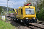 Gerade war ein S2 Zug nach Neustadt Weinstraße eingefahren als dieses GAF mit Kran und der Nummer 703 107-3 durch Neckargerach gen Binau gefahren kam. 21.4.2022