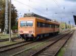 Vierachsiger Turmtriebwagen der BR708 323 abgestellt in Greifswald Hbf am 24.10.03. Diese Art von Wartungsfahrzeugen entstanden in der DDR und sind durch einen Sechszylinder-Dieselmotor angetrieben. Sie erreichen eine Hchstgeschwindigkeit von 100 km/h. Auf dem Dach befinden sich eine Arbeitsbhne, eine Beobachtungskanzel, ein Scheinwerfer, ein Lehrstromabnehmer und eine bis zu 18 m ausfahrbare Leiter. Von dieser Reihe existieren 36 Fahrzeuge und sie sind nahezu im gesamten Bundesgebiet anzutreffen.