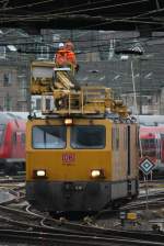 HIOB in Aachen. Der Oberhausener 711 003-4 stand am 16.01.2011 in Aachen Hbf. Dort wurden einige Oberleitungs Querstreben ausgewechselt.