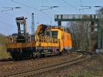 Nachschu auf Instandhaltungsfahrzeug fr Oberleitungsanlagen 711 107-3, das mit einem 4achser Gertewagen am Haken am 27.03.2012 auf der KBS 480 zwischen Aachen Hbf und Aachen Rothe Erde unterwegs