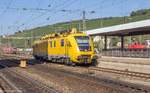 Am sonnigen 18.9.12 wartete der Turmtriebwagen 711 101 in Würzburg Hbf auf Gleis 5 auf den nächsten Einsatzbefehl. Im Hintergrund rangierte 363 166.