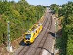 Der Bahndienstwagen 711 114 fuhr am 9.8.22 südlich von Fünfstetten am km-Schild 15,6 vorbei nach Donauwörth.