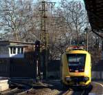 711 115 - 6 beschleunigt  nach dem Halt in Riesa und fährt mit gerade noch ausreichender Schärfe am Signal P1 vorbei,  Richtung Elbbrücke. 13.12.2013 11:41 Uhr.