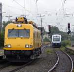 Am 13.7 ranigerte 711 208 während 648 368 der NordWestBahn als RB von Duisburg Ruhrort einfährt.