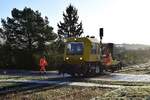 Gestern war ein großer Tag für die Eifelquerbahn. Nach über 9 Jahren befuhr wieder ein Zug die Strecke bis Gerolstein. Den Anfang durfte gestern 741 403 von DB Netz machen. Er fuhr als Probefahrt mit 10-20km/h über die Strecke. Ab kommender Woche werden dann die LINT sowie Waggons von AKE Rheingold aus Gerolstein geholt. Hier überquert 741 403 soeben in Ulmen den BÜ Ladestraße. Die BÜ Anlagen an der Strecke sind leider außer Betrieb.

Ulmen 06.01.2021