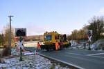 Der 6.1.22 war ein großer Tag für die Eifelquerbahn. Nach über 9 Jahren befuhr wieder ein Zug die Strecke bis Gerolstein. Den Anfang durfte gestern 741 403 von DB Netz machen. Er fuhr als Probefahrt mit 10-20km/h über die Strecke. Ab kommender Woche werden dann die LINT sowie Waggons von AKE Rheingold aus Gerolstein geholt. Kurz hinter Dockweiler konnte ich den Gaf wieder einholen und so am BÜ der B410 ablichten.

Dockweiler 06.01.2022