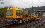 Das GAF 100 R/A der DB Netz Instandsetzung (Schweres Nebenfahrzeug 97 17 52 005 18-3) mit Kleinwagenanhnger hat ein paar Arbeiten an der Gleisbaustelle beim Bahnhof Betzdorf/Sieg am 17.12.2012