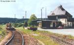  Nachschuss  auf das Skl im Keilbahnhof Unterlemnitz. In diesem Bahnhofsteil hielten am 18.5.98 noch die Züge nach Triptis, die Bahnsteige Richtung Saalfeld liegen hinter dem Empfangsgebäude. 
