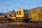 
Das Gleisarbeitsfahrzeug GAF 100 R/A (Schweres Nebenfahrzeug Nr. 97 17 52 012 18-9) der DB Bahnbau Gmbh fährt am 27.10.2015 durch Betzdorf/Sieg in Richtung Siegen.

Das GAF 100 R wurde 1997 von GBM (Gleisbaumechanik Brandenburg/H. GmbH) unter der Fabriknummer  62.1.163 gebaut.

Technische Daten GAF:
Achsfolge: B
Länge über Puffer: 9.100 mm
Achsabstand: 4.800 mm
Höchstgeschwindigkeit (Hg): 100 km/h
Eigengewicht: 17 t
Zul. Anhängelast: 40 t, bzw. 80 t mit Regelzugeinrichtung dann Hg max. 60 km/h
Nutzlast : 5,0 t
Zur Mitfahrt zugel. Personen: 6
Der Antrieb des zweiachsigen Fahrzeuges erfolgt von einem 6 Zylinder, wassergekühlten MAN D 0826 LOH 07 Dieselmotor mit 169 kW (230 PS) Leistung über Lastschaltwendegetriebe auf die Radsatzgetriebe. 