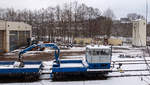 Nachdem ich mich durch dichtes Gestrüpp (ein Ast rechts im Bild ist hängengeblieben) durchgeschlagen habe, hatte ich vom angrenzenden Park freie Sicht auf das Gelände der Werkstatt in