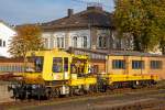 
Das Gleisarbeitsfahrzeug GAF 100 R (Schweres Nebenfahrzeug Nr. 97 17 50 135 18-0) der DB Netz AG ist mit einem Gleiskraftanhänger H 27 (Kleinwagen Nr. 35. 1. 115), am 05.10.2015 beim Bahnhof Fulda abgestellt.