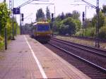 Ein mir unbekanntes Bahnfahrzeug durchfhrt den Bahnhof Elmshorn.