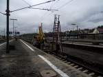 Oberleitungsleiter die auf Schienen steht am 21.11.13 in Wiesbaden Hbf 