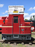 Ein Akku-Schleppfahrzeug ASF 1 steht zur Begrüßung im Eingangsbereich des Eisenbahnmuseums Weimar. (August 2018)