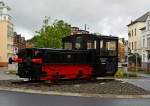 Die Akkumulator Kleinlokomotive Ks 4071, ex DB Ka 4071, ex DB 381 201-3 als Denkmallok am 14.07.2012 beim Hbf Limburg (Lahn), hier im Auslieferungszustand 1932 als DRG Ks 4071. 
Die ersten 4 Prototypen von Akku-Kleinloks wurden 1930 von AEG gebaut, 1932 lieferte AEG (Fabriknummer 4800) erneut diese Lok im Rahmen der Kleinlokvorserie an die DRG aus, die sich nun an den aktuellen Grundrissen der K II-Entwicklung orientierte. Die Maschine besa bereits das tiefliegende Fhrerhaus an einem Fahrzeugende, whrend die Akkus in zwei groen Lngsksten des Vorbaus untergebracht waren. Die Ks 4071 blieb allerdings ein Einzelstck. Die BMAG baute 1935 eine kleine Serie von 6 Loks, in den Jahren 1936 bis 1938 wurden dann bei Windhoff in Rheine 35 Akku Kleinlokomotiven gebaut, diese sahen dann uerlich sehr hnlich den dieselgetriebenen Schwestermaschinen der Baureihe K/Kf II.  
Diese Lok trug die Bezeichnungen DRG Ks 4071 bis 1949, bis 1960 dann DB Ks 4071, dann bis 1968 DB Ka 4071 und bis zur Ausmusterung am 01.03.1970 wurde sie dann noch als 381 201-3 bezeichnet.
Warum steht die Lok hier als Denkmal, weil das AW Limburg einmal fr die Instandhaltung aller Akkumulator Kleinlokomotive zustndig war.