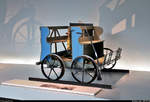 Die Daimler Motor-Draisine (1887), Teil der Daimler-Petroleumbahn, ist im Mercedes-Benz Museum in Stuttgart-Bad Cannstatt ausgestellt.
[25.9.2019 | 12:48 Uhr]

 Diese Draisine ist das erste Schienenfahrzeug mit Benzinmotor. Sie wird von dem kleinen schnelllaufenden Motor, der sogenannten Standuhr, angetrieben und erstmals im Sommer 1887 zwischen Esslingen und Kirchheim/Teck erprobt. 

Technische Daten:
- Zylinder: 1
- Hubraum: 462 cm^3
- Leistung: 1,1 PS (0,8 kW)
- bei Drehzahl: 650/min
- Höchstgeschwindigkeit: 20 km/h
- Sitzplätze: 4

Quelle: Mercedes-Benz Museum