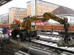 Gleisbagger wird betankt bei Umbauarbeiten am Bahnsteig Gleis 10 im Bremer Hauptbahnhof.