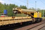 DGT-Gleisbauschienenkran am Ende eines Bauzuges gezogen von 710 964 & 710 968 am 29.05.2010 in Chorin.
