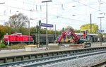 Bauarbeiten in Steinach am 5.10.11, Bild 2 von 6: Der Blick nach Westen zeigt hinter dem Bagger im Gleis 3 die Lok 294 902 mit ihrem Güterzug aus Rothenburg.