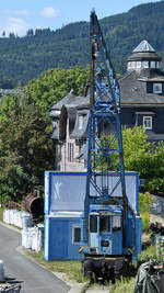 Ein Eisenbahndrehkran steht in der Nähe des Ilmenauer Bahnhofes. (August 2018)