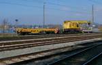 Weichenerneuerung auf dem Bodenseedamm in Lindau (|||) - Nachdem eine Regionalbahn zum Hauptbahnhof die Gleisbaustelle passierte hatte, setzte sich der Gleisbauschienenkran KRC 450 T von Leonhard Weiss in Bewegung, um ein Weichenteil zur Baustelle zu bringen (29.10.2016).