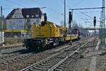 Nachschuss auf den von 212 133-3 gezogenen Kirow Eisenbahndrehkran 901 der DB Bahnbau Gruppe mit Schutzwagen. Biberach (Riß), 28.02.2022