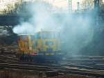 Oh weia, ich frchte das dieser SKL keine ASU Plakette bekommt. Mit einer riesigen Qualmwolke aus den Auspuffrohren verlassen diese beiden SKL mit zwei Kleinwagen am 13.12.2010 Aachen West Richtung Kln.