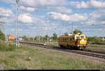 Nachschuss auf Gleisvormesswagen EM-SAT 120 (Plasser & Theurer) der DB Bahnbau Gruppe GmbH, der den Bahnhof Angersdorf auf der Bahnstrecke Halle–Hann.