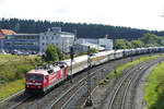 19. September 2017, Durch Zufall kam mir heute bei Steinbach am Wald am Scheitelpunkt der Frankenwaldbahn diese Fuhre vor die Linse. Lok 120 153 der DB-Systemtechnik Minden schleppte hinter mehreren Mess- und Begleitwagen einen vierteiligen ET über den Berg. ME 11/2017 schrieb dazu auf S.12:  Die Schottische Bahngesellschaft  Abelio ScotRail  hat beim japanischen Hersteller Hitachi Rail 70 Triebzüge Class 385 bestellt. Einen dieser Züge (385 002) unterzog DB Systemtechnik am 23.08.2017 (!) auf der Frankenwaldbahn einem Testprogramm.  Bei der DB Systemtechnik wurde nach einer Generalüberholung aus 120 153 120 501.