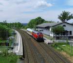 218 399-4 mit Mezug durch´s Vogtland

Eigentlich waren wir wegen diesem Zug nach Reuth gefahren. Nach unseren Informationen sollte der mit 218 bespannte Mezug um 11.24 Uhr in Hof abfahren.

Wir warteten in Reuth und die 612er, die 654er der Vogtlandbahn und eine 223er mit Containerzug fuhren unter uns hinweg und die Zeiger der Uhr drehten sich immer weiter.

Die nette Fahrdienstleiterin klrte uns dann auf, der Zug stehe noch in Oberkotzau und fahre dort um 11.44 Uhr ab.

Und dann kam er durch Reuth , um 12.35 Uhr.

Das Warten hatte sich gelohnt.

KBS 530/545 am 21 Mai 2012