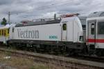 Die neue Vectron-Lok 193 921 von Siemens,eingereiht in einen   Mezug,aufgenommen am 16.08.2010 im Bahnhof Roth.