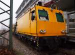 Motorturmwagen Plasser und Theurer MTW 10.272 in Regensburg am 12.12.2013. Ein Bild von dem Ende der Plattform gemacht